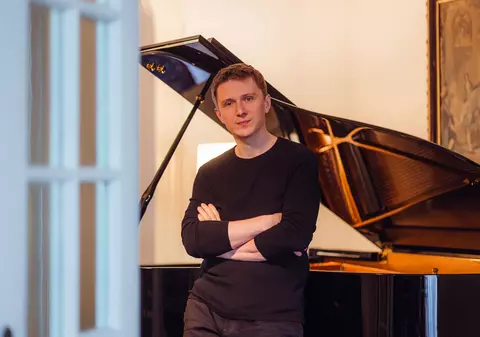 Sergiu Tuhuțiu prezintă „Piano Colours”, un spectacol de muzică clasică, electronică și dans contemporan. Când are loc evenimentul