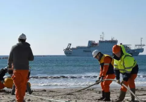 Cablurile submarine transportă 99% din datele digitale pe fundul oceanului. Reportaj BBC cu oamenii care le repară
