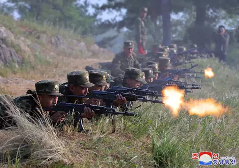 De-abia ajunși pe front, soldați nord-coreeni care luptau pentru Rusia au dezertat deja lângă granița cu Ucraina