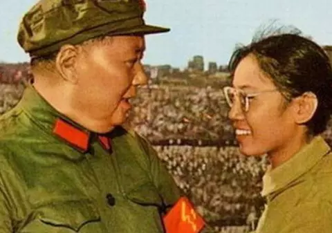 A murit Song Binbin, tânăra fotografiată lângă Mao în posterul sîngeroasei Revoluții Culturale din China