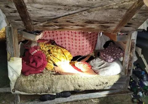 „Sclavi” într-o stână din Covasna, șase oameni racolați din gări erau abuzați și obligați să muncească în condiții inumane