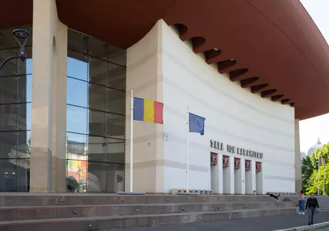 „Bătrâna și hoțul”, o comedie polițistă, poate fi văzută LIVE, online. Spectatorii pot urmări piesa pe 9 octombrie