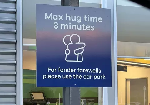 Un aeroport din Noua Zeelandă a impus o limită de 3 minute pentru îmbrățișări: „Pentru despărțiri mai afectuoase, vă rugăm să folosiți parcarea"