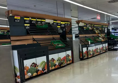 Imagini surprinse de românii din Spania după inundații: magazine jefuite, mii de oameni fără apă și curent