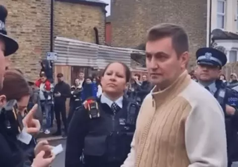 Un oligarh moldovean s-a certat cu alegătorii în fața unei secții de votare din Londra: „Voi nu știți nimic” | VIDEO