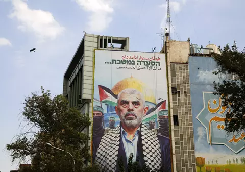 Războiul psihologic pentru Gaza. Palestinienii primesc pliante cu trupul lui Yahya Sinwar: „Hamas nu va mai conduce Gaza” | VIDEO