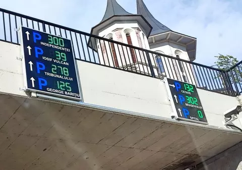 În Oradea s-au montat indicatoare cu LED care afișează numărul locurilor de parcare vacante, în timp real