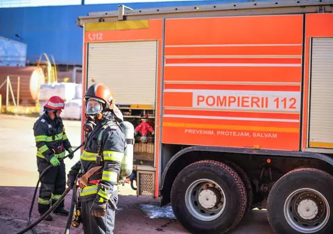 Trafic blocat între Galați și Tecuci după ce un ansamblu rutier s-a răsturnat. Pe șosea sunt scurgeri de combustibil