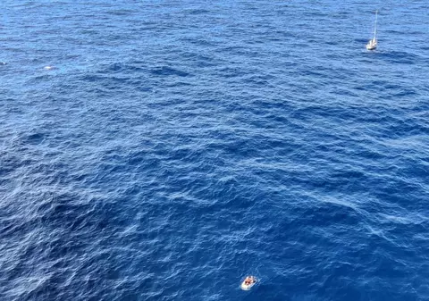 Comandantul român al unei nave liberiene a salvat cinci oameni de pe un iaht care plutea în derivă în Marea Mediterană