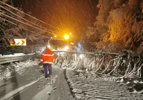 Lapoviță și ninsoare în mai multe zone din țară. Nu sunt restricții de trafic din cauza condițiilor meteo