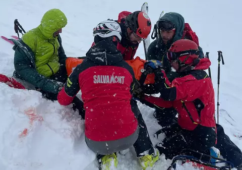 Două persoane, surprinse de o avalanşă puternică în zona Bâlea Lac. Femeia a fost îngropată  în zăpadă