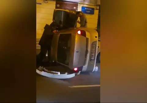 Un șofer din Timișoara s-a răsturnat cu mașina, după ce a lovit alte două autoturisme, apoi a ajuns pe contrasens | Video