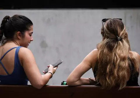 Australia interzice rețelele sociale adolescenților care nu au împlinit 16 ani