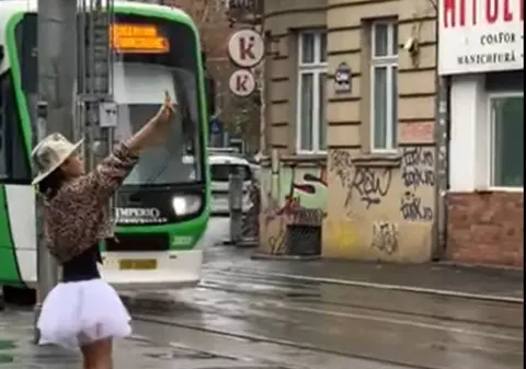Video viral cu Aniel Mars, o artistă din București care dansează pe străzi: „Mulți m-au văzut”