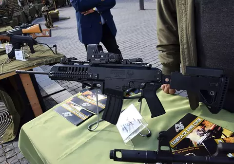Uzina Mecanică Cugir va produce 6.000 de pistoale și arme de asalt la standarde NATO. Detaliile parteneriatului cu italienii de la Beretta