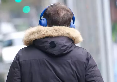 Manelele, muzica preferată de românii cu venituri mici și nivel minim de educație. „Merg ocazional la biserică și preferă să facă cumpărături în mall”