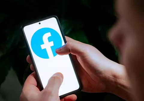 Un bărbat din Arad a promis iubire eternă, pe Facebook, unor femei, apoi le-a amăgit și le-a făcut să îi trimită mii de euro