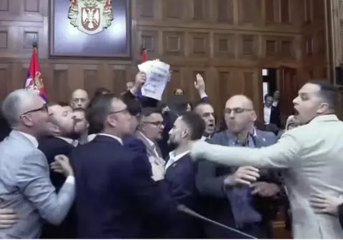 Bătaie generală în Parlamentul din Serbia între reprezentanții puterii și ai opoziției. „Aveți sânge pe mâini” | VIDEO