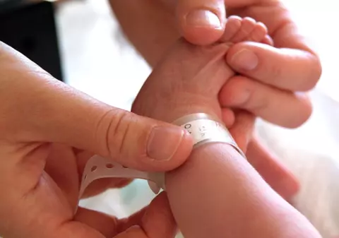 O tânără a născut în Parcul Tei din București, la -5 grade Celsius, însă bebelușul nu a putut fi salvat