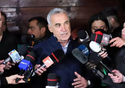 Călin Georgescu a chemat presa la poartă, dar a refuzat să răspundă la întrebări. Jurnaliștii: „Și Vladimir Putin răspunde”