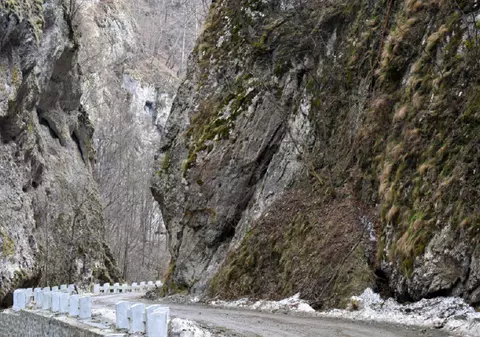 Cheile Bistriței – unde se află și ce activități poți face. Obiective turistice în zonă