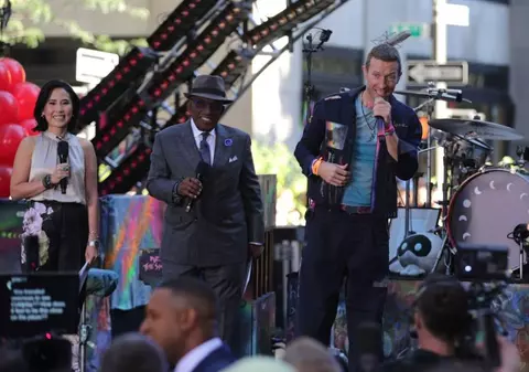 Momentul în care solistul trupei Coldplay cade printr-o trapă din scenă, peste un angajat: „Mulțumesc că m-ai prins" | VIDEO