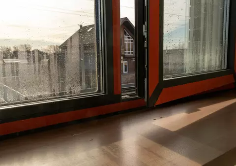De ce transpiră geamurile termopan pe interior. Cum să previi asta