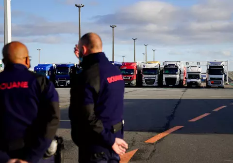 Un șofer român de TIR a primit 8.000 de euro ca să ducă din Spania în Suedia canabis de 1,5 milioane de euro, ascuns între 14 tone de legume