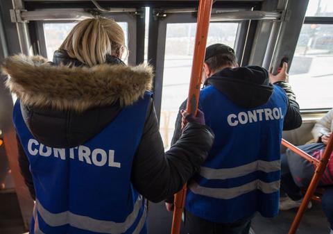 Românii cu buletine noi electronice nu pot fi amendați de STB, dacă sunt prinși fără bilet. Reacția Primăriei București