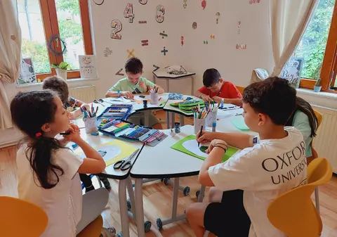 Descoperă școala care îmbină armonios elemente din pedagogia pozitivă în curriculumul național, unde copiii învață cu drag și fără presiune!