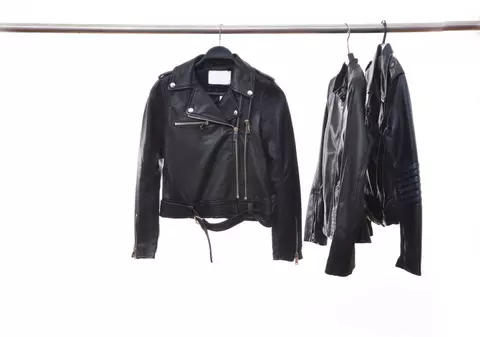 Cum se curăță geaca de piele fără să o pătezi