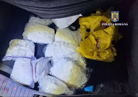 Traficanți din Cluj, prinși cu 17 kilograme de droguri în portbagaj. Unul își ascunsese cheia de la mașină în lenjeria intimă
