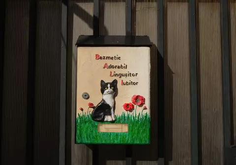 Strada-muzeu din București unde facturile sunt scoase din cutiile poștale cu zâmbetul pe buze