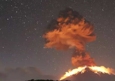 Vulcanul Șiveluci din Rusia a erupt: norul de cenușă ajunge la 15 km înălțime | VIDEO