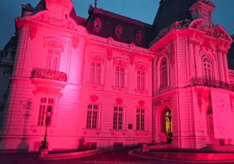 Muzeul de Artă din Craiova va fi iluminat în roşu, de Ziua Mondială a luptei împotriva SIDA 2024