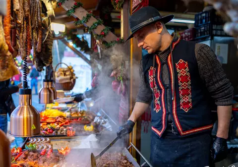 Târgul de Crăciun București 2024. Cel mai mare târg din România: peste 130 de căsuțe, roată panoramică, trenuleț, carusel, concerte și multe spectacole