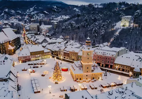 Târgul de Crăciun Brașov 2024. Căsuțe cu produse tradiționale, dar și cel mai înalt brad de Crăciun natural din România
