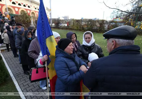 Imagini cu presupuși basarabeni aduși cu avionul din Rusia să voteze. Secția din Belarus, neobișnuit de aglomerată | VIDEO