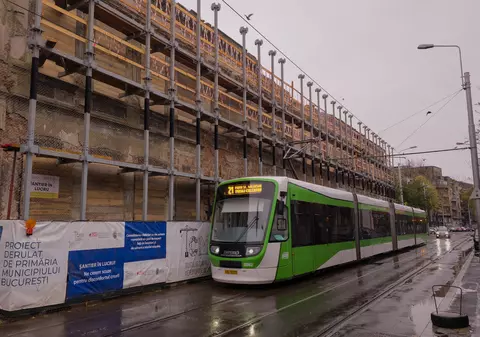 Fațada Hanului Solacolu din București a fost pusă în siguranță. Tramvaiul 21 circulă din nou pe ambele sensuri