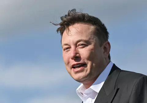 Înșelătorie pe Facebook. Cum a reușit un bărbat care se dădea drept Elon Musk să fure 600.000 de dolari de la o femeie