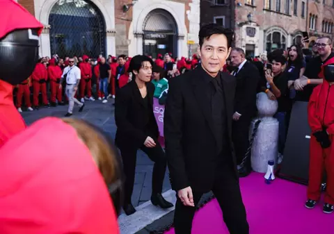 Regizorul seriei Squid Game, care a bătut toate recordurile pe Netflix: „Mi-am pierdut nouă dinți la filmări”