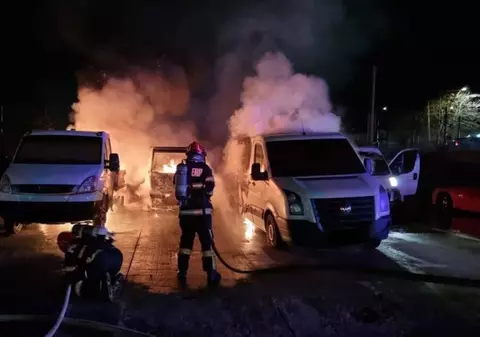 Un incendiu a izbucnit în curtea unei firme din Sibiu. Flăcările au înghițit șase mașini