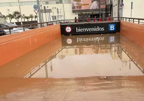 Victimele inundațiilor, căutate de scafandri în cea mai mare parcare subterană din Valencia: „E un cimitir” | VIDEO