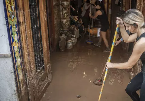 Româncă, despre inundațiile din Spania: „A venit viitura de 2 metri. S-au legat cu frânghii și au trecut prin ape, ca să-i salveze și pe bătrânii din casa din fața lor”