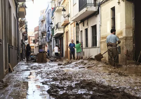 Inundațiile din Spania, cel mai grav dezastru natural din ultimul secol din această țară. Armata intervine la Valencia. Primar: „Sunt oameni care trăiesc cu cadavre în casă”