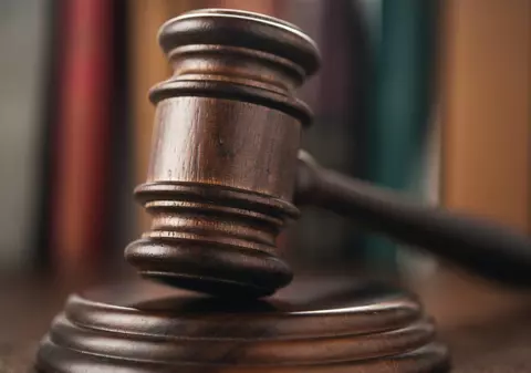 Bărbatul din Arad care l-a împușcat în cap și l-a ucis pe presupusul amant al concubinei lui, în parcarea unui supermarket, condamnat la închisoare pe viață