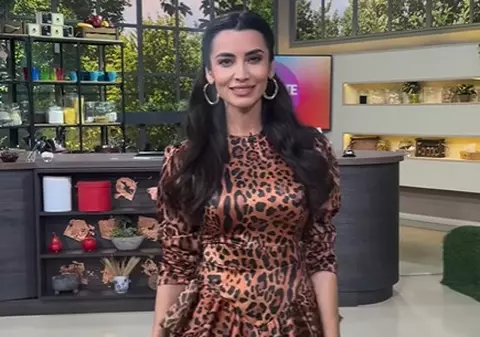 Lili Sandu, filmată în timp ce era dată cu fixativ pe picioare. Trucul folosit de vedetă când poartă rochie din mătase