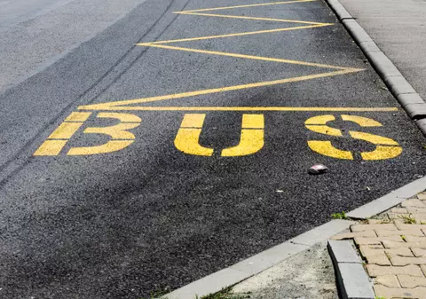 În Ploiești, pentru că nu s-a asfaltat șoseaua și gropile sunt prea adânci, s-a mutat stația de autobuz