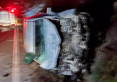 Accident între un autoturism și un autocar, în Neamț. Maşina s-a răsturnat, iar şoferul a fost scos de martori