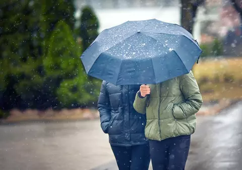 Val de aer polar în România, temperaturi cu 10 grade Celsius mai mici decât normalul perioadei. Coduri galbene de ninsori viscolite și ploi | Hartă